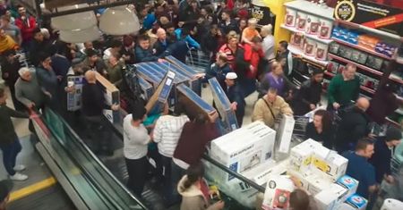 Sklepy już szykują się na Black Friday. Wcześniej promocjami atakują Chińczycy