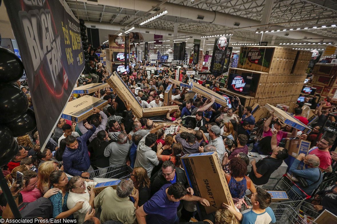 Dantejskie sceny w Czarny Piątek, atlas kotów i ziejący ogniem dron. Zdjęcia tygodnia
