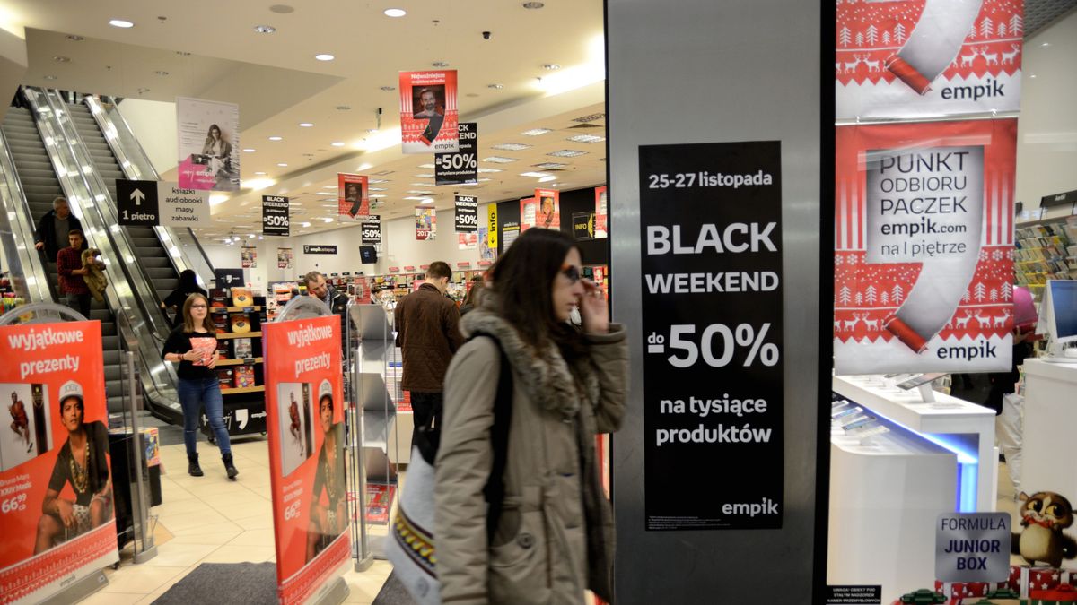 Polacy ruszyli na wyprzedaże.