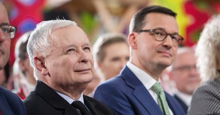 Sondaż. Liderzy obozu rządzącego rozsiedli się na podium. Spychają Donalda Tuska