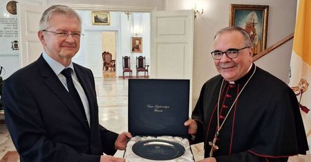 Ambasador Rosji opuszcza Polskę, Watykan daje mu prezent. Co o tym myśleć? [OPINIA]