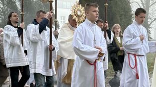 Kielce: Msza święta rezurekcyjna w parafii świętego Wojciecha. Przewodniczył jej ksiądz Mirosław Cisowski. Zobacz zdjęcia