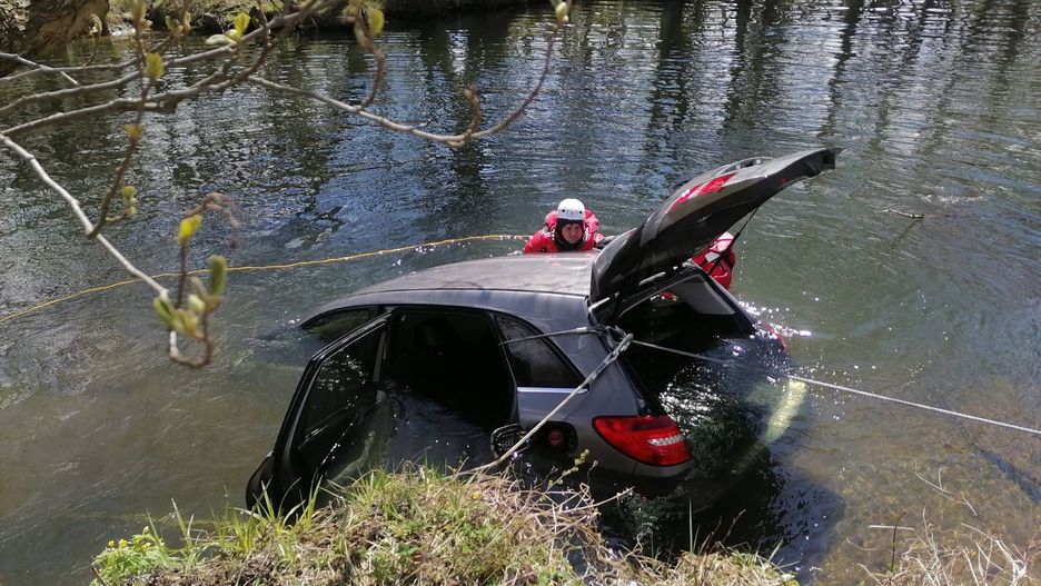 Tragiczny wypadek w Juszkowie. Auto wjechało do rzeki