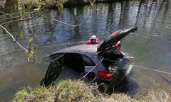 Tragiczny wypadek w Juszkowie. Auto z impetem wjechało do rzeki