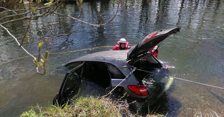 Tragiczny wypadek w Juszkowie. Auto z impetem wjechało do rzeki