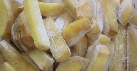 Więcej dodatków niż kalorii. Co się kryje w mrożonych frytkach?