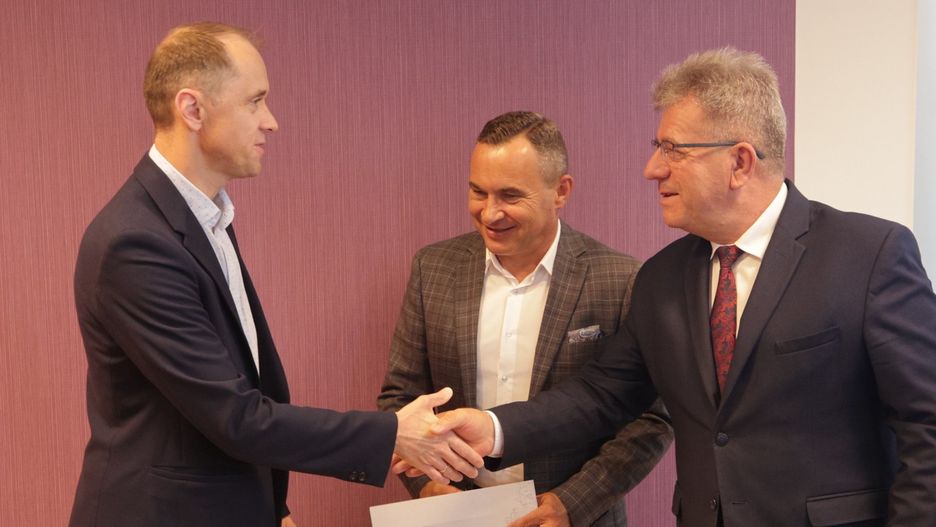 Ponad 8 milionów 300 tysięcy złotych trafi do 17 świętokrzyskich samorządów na zadania związane z usuwaniem skutków klęsk żywiołowych. W czwartek, 24 lipca wojewoda świętokrzyski, Józef Bryk podpisał umowy z samorządowcami, między innymi z gminy Włoszczowa, która otrzymała aż 700 tysięcy złotych dofinansowania.
