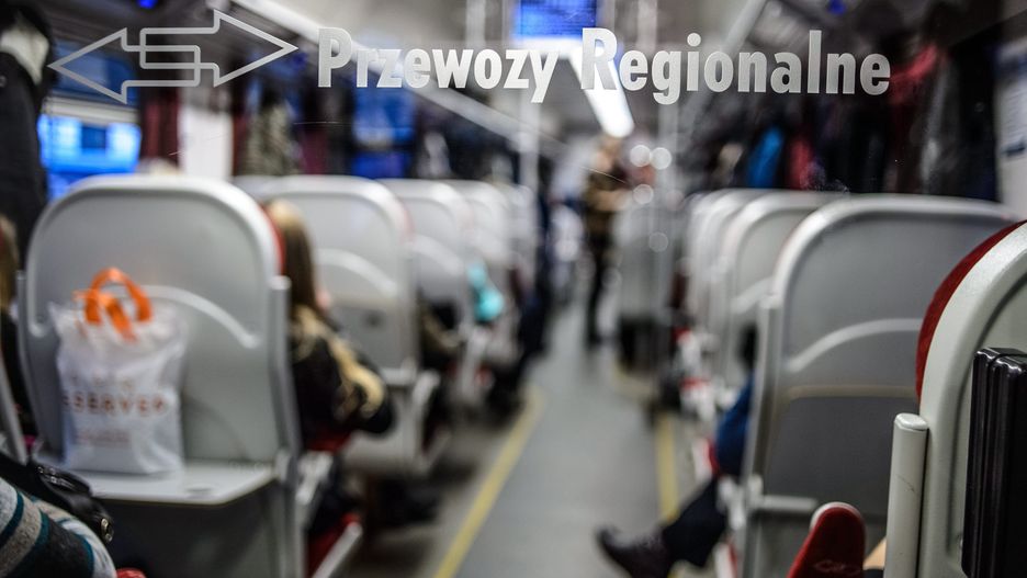 Przewozy Regionalne
Lublin, 13.12.2013. Poci�g Przewoz�w Regionalnych na stacji w Lublinie, 13 bm. Sp�ka wprowadza od 15 grudnia us�ug� "Super bilet". Dzi�ki temu b�dzie mo�na kupi� bilet za 1 z�. Pula bilet�w przeznaczonych na konkretny poci�g b�dzie uzale�niona od daty i godziny jego kursowania. W ramach us�ugi b�dzie mo�na kupi� r�wnie� bilety za 9, 19, 29 oraz 39 z�otych. Bilety w obni�onych cenach b�d� dost�pne tylko przez internet. Oferta dotyczy poci�g�w interREGIO. (kru) PAP/Wojciech Pacewicz ***Zdj�cie do depeszy PAP pt. Przewozy Regionalne wprowadzaj� bilety kolejowe za 1 z�***
Wojciech Pacewicz
dworzec kolejowy, expres, inter regio, interregio, kolej, komunikacja, koplej pa�stwowe, pasa�er, pasa�erowie, pkp, podr�ze, podr�, podr�e, podr�ni, przedzia�, Przewozy Regionalne, Regio, regio ekspres, rozklad jazdy, transport, wagon, zbiorowy, zmiana rozk�adu, poci�g