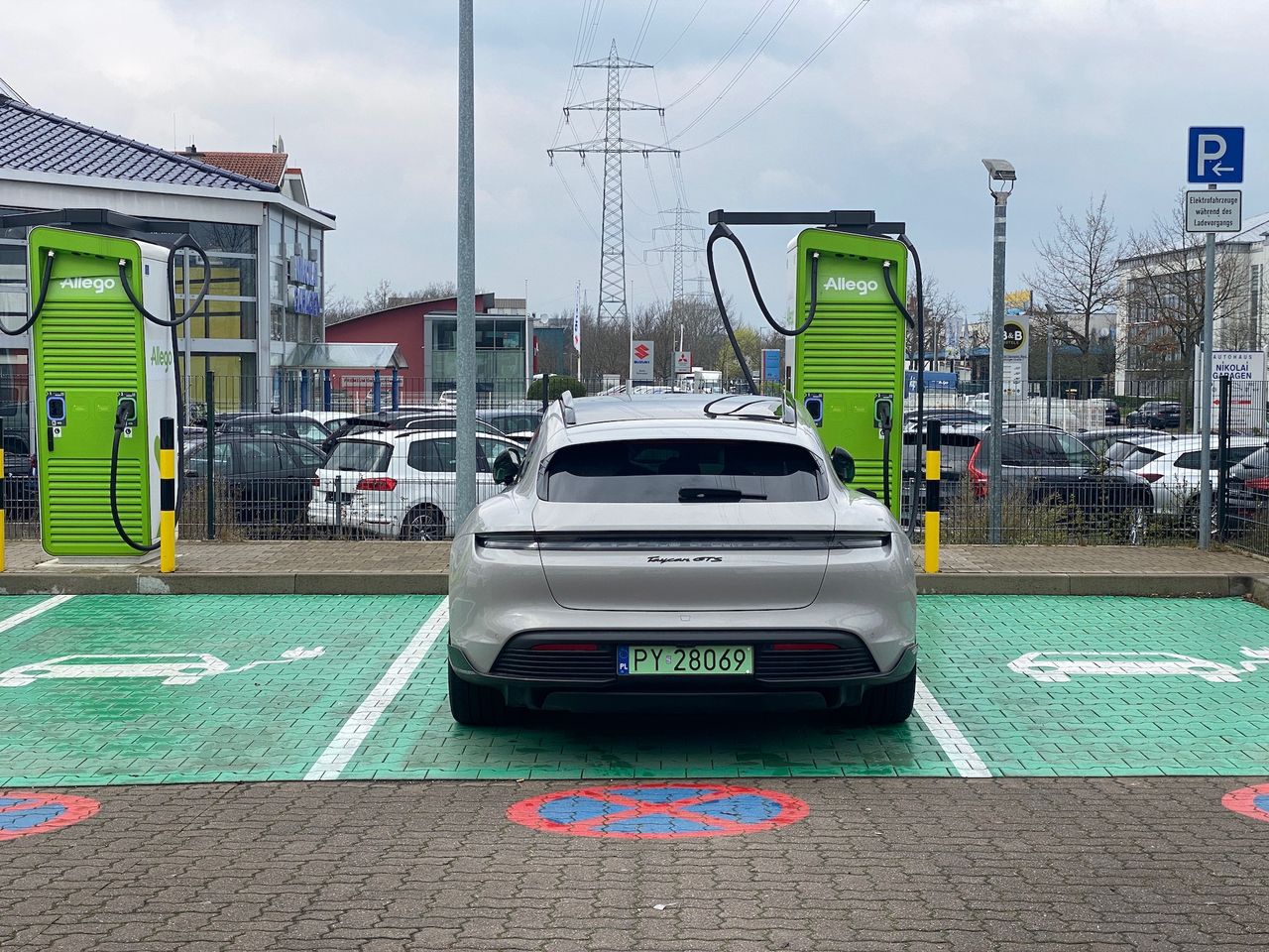Chcą do elektryków włożyć silnik spalinowy. Panika w Niemczech