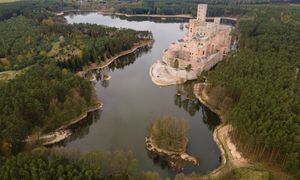 Wojewoda podjęła decyzję ws. pozwolenia na budowę "zamku" w Stobnicy