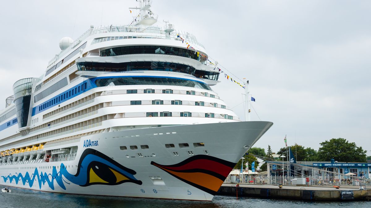Wycieczkowiec AIDAmar, "pływający hotel" zawija do portu w Gdyni