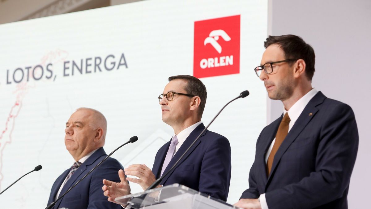 Wicepremier Jacek Sasin, premier Mateusz Morawiecki i prezes Orlenu Daniel Obajtek