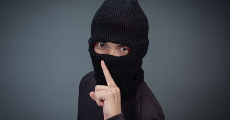 Istna demolka. Co robią nastolatki, kiedy nie są w szkole?