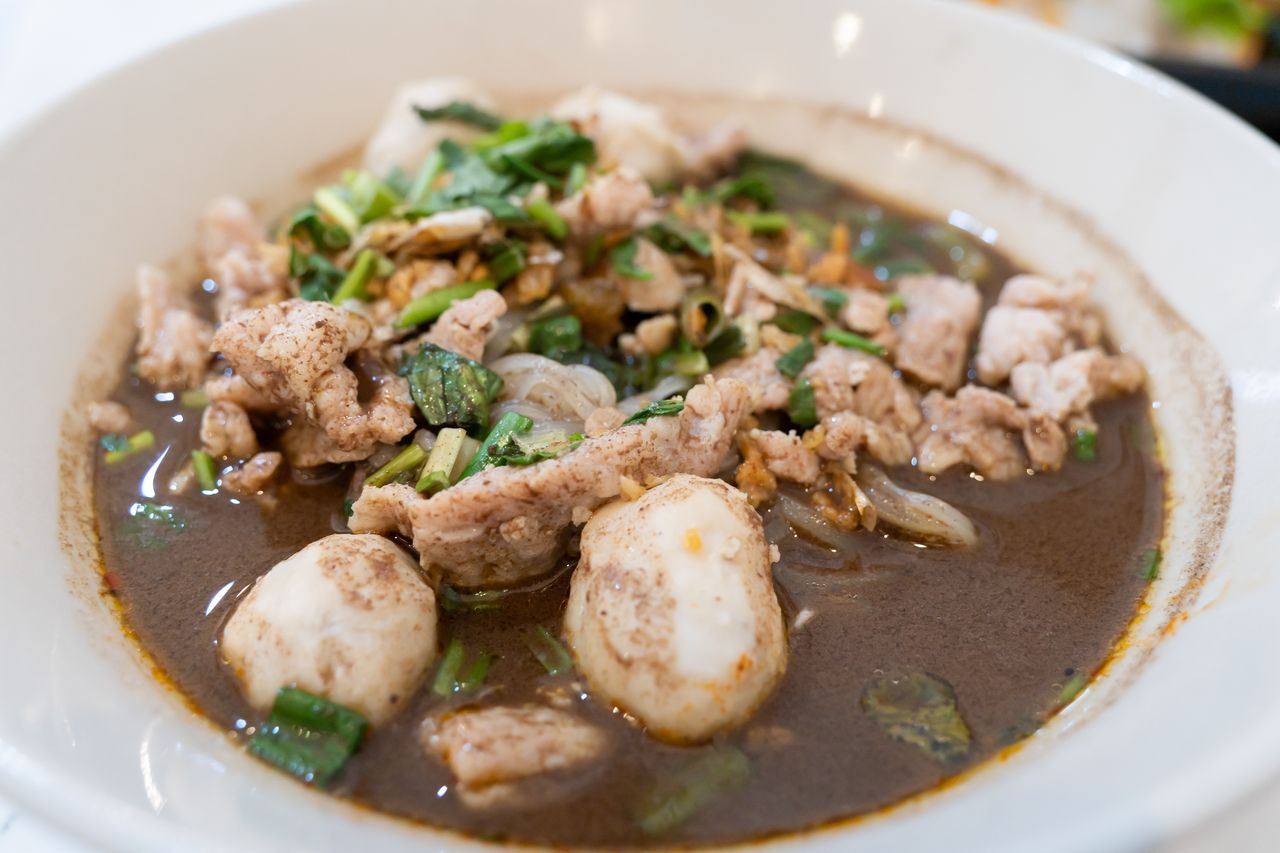 Turyści uwielbiają tę zupę. Doprawiają składnikiem, który wywołuje dreszcze