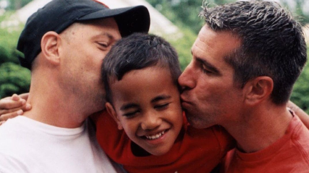 Dwaj mężczyźni adoptowali porzucone dziecko