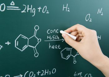 Ile pamiętasz z lekcji chemii? Sprawdź się w krzyżówce