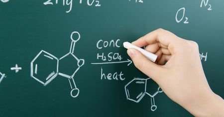 Ile pamiętasz z lekcji chemii? Sprawdź się w krzyżówce