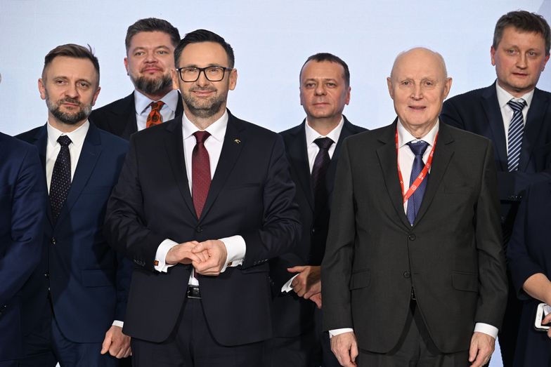 Warszawa, 01.02.2024. Prezes zarządu Orlen Daniel Obajtek (3L) oraz były przewodniczący rady nadzorczej PKN Orlen Wojciech Jasiński (2P) podczas konferencji prasowej dot. realizacji Strategii ORLEN2030 w siedzibie spółki Orlen w Warszawie, 1 bm. (jm) PAP/Radek Pietruszka