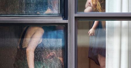 Arne Svenson podglądał z aparatem sąsiadów z bloku naprzeciwko. Uchwycił zaskakujące chwile