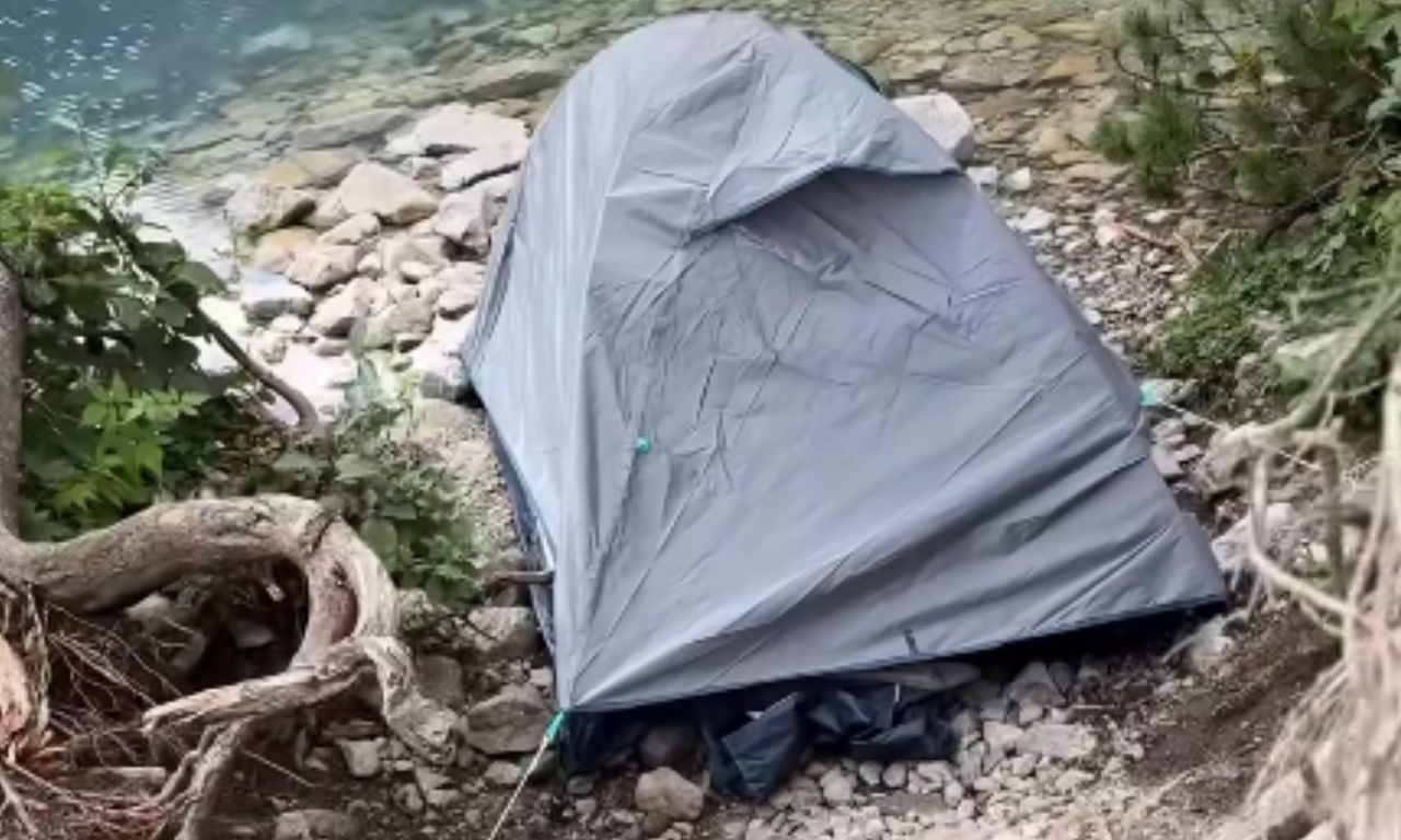 Rozstawili namiot nad wodą w Tatrach. W sieci zawrzało