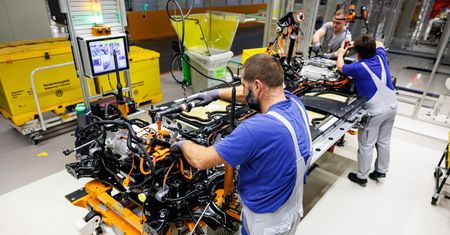 Wskaźnik PMI dla polskiego przemysłu wzrósł. Coraz bliżej "linii przełomu"