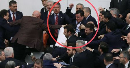 Bijatyka w tureckim parlamencie. Pięści poszły w ruch, są nagrania