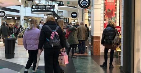 Nie kupują, tylko chodzą po centrach handlowych. Absurdalna propozycja posła PiS: Niech płacą