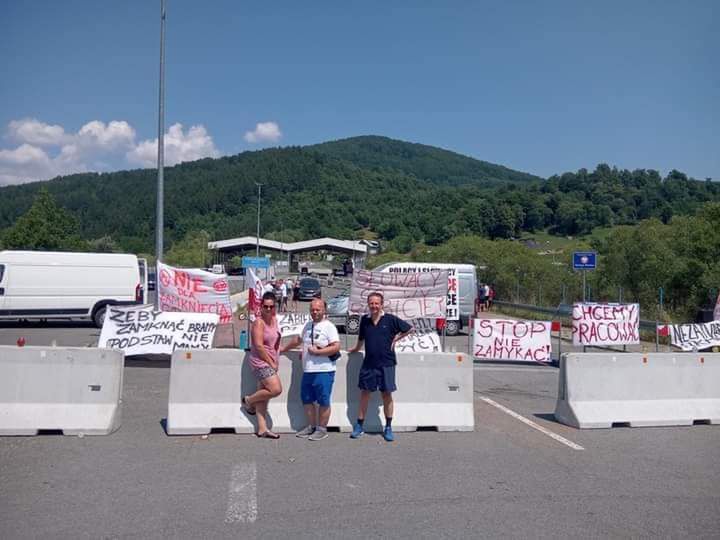 Protest przeciwko betonowym blokom zagradzającym przejście graniczne