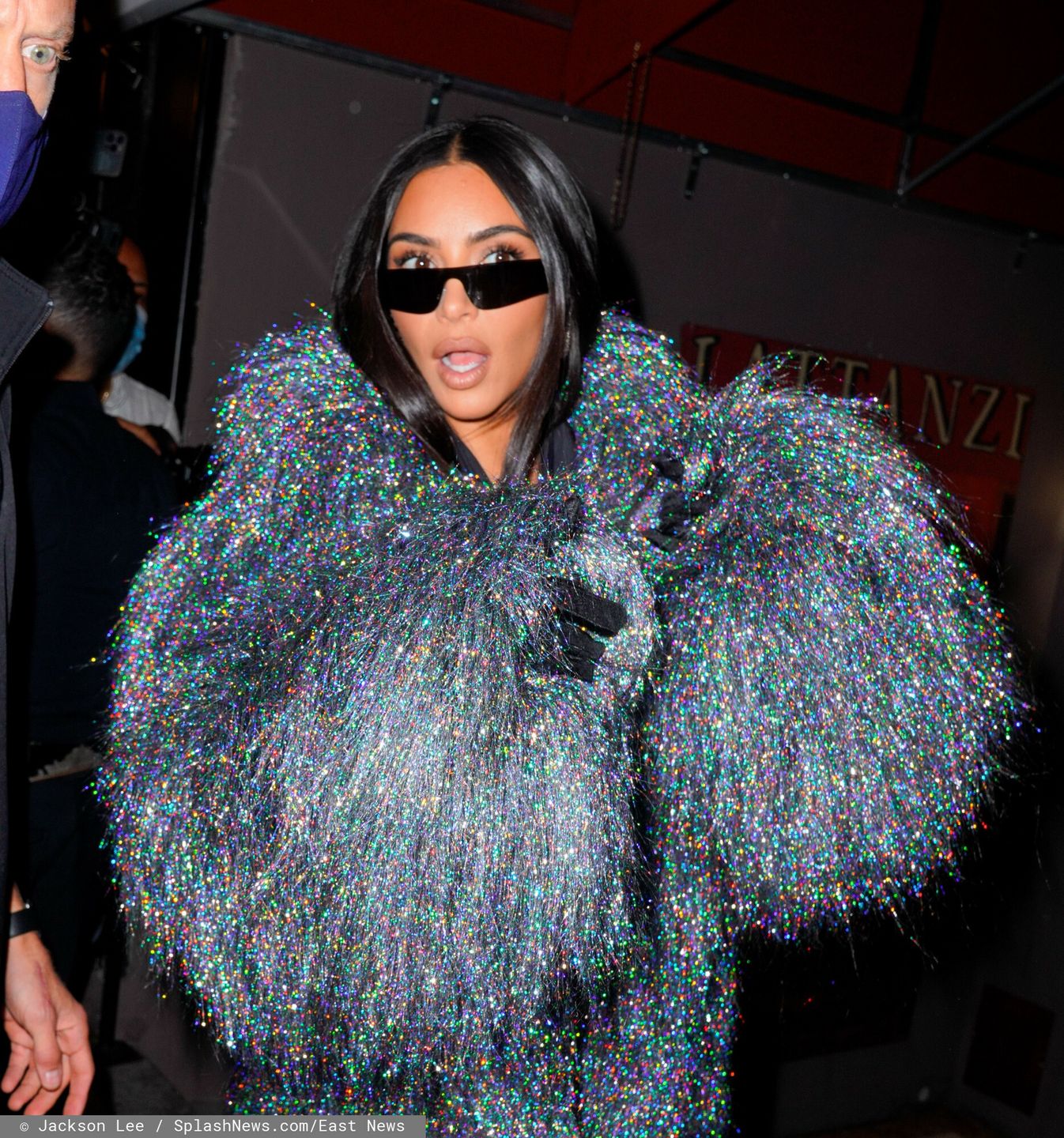 Kim Kardashian w czarnym kostiumie i ogromnym futrze idzie na kolację z producentem "SNL"