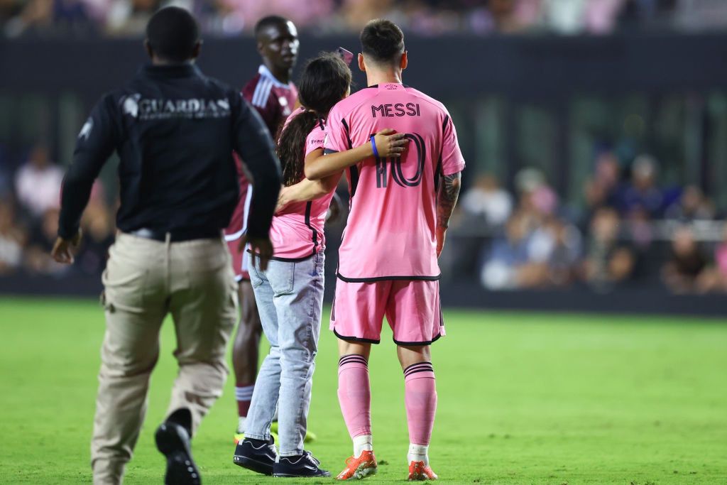 Leo Messi and a fan