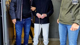 Katowice: 21-latek rzucił się na policjanta z nożem