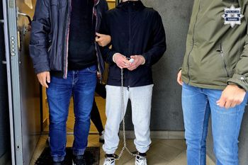 Katowice: 21-latek rzucił się na policjanta z nożem