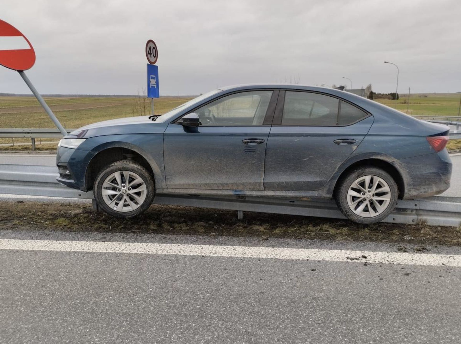 Auto zawisło na barierkach