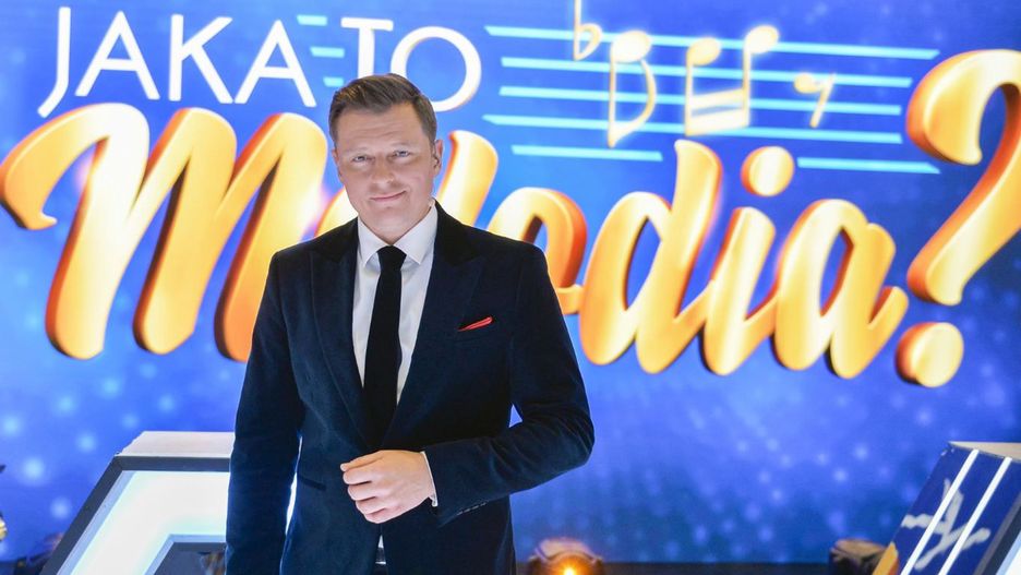 Rafał Brzozowski prowadzi program "Jaka to melodia?"
