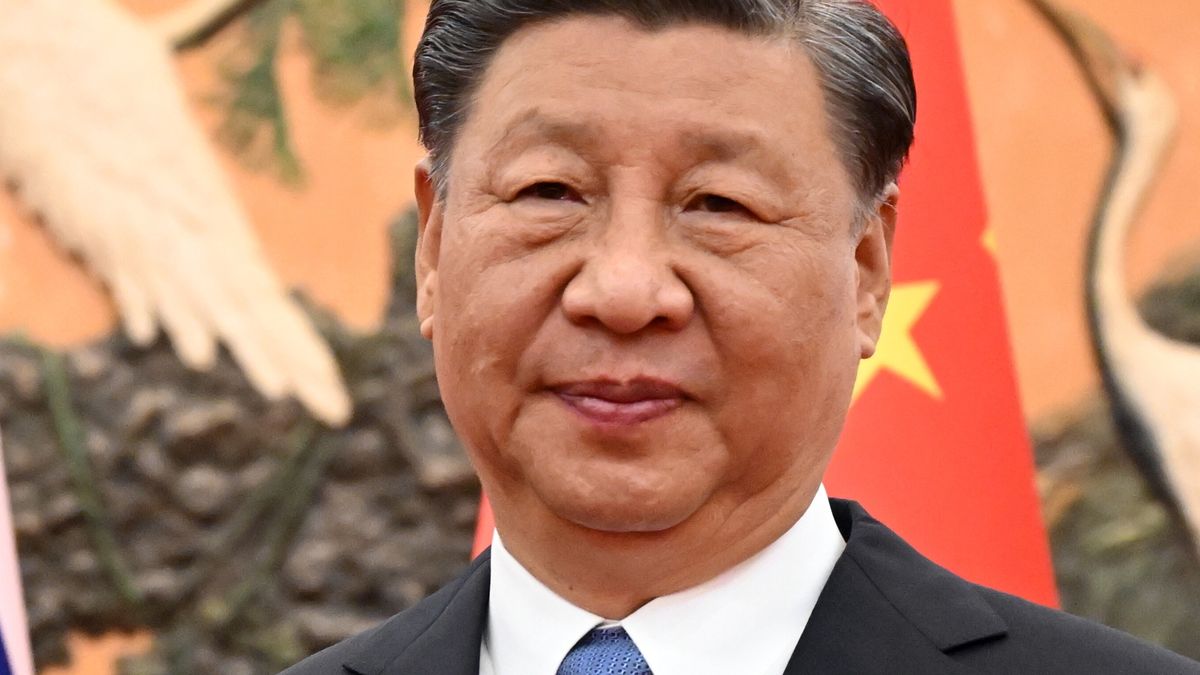Russian President Vladimir Putin (L) and Chinese President Xi Jinping shake hands before their meeting as part of the 3rd Belt and Road Forum for International Cooperation, at the Great Hall of the People in Beijing, China, 18 October 2023. EPA/SERGEY GUNEEV/SPUTNIK/KREMLIN POOL MANDATORY CREDIT Dostawca: PAP/EPA.