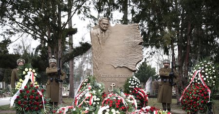 Warszawa. Na Powązkach oddano hołd Janowi Olszewskiemu