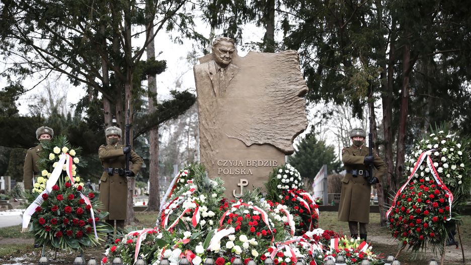 Warszawa. Uroczystość złożenia kwiatów na grobie Jana Olszewskiego na Cmentarzu Powązkowskim 
