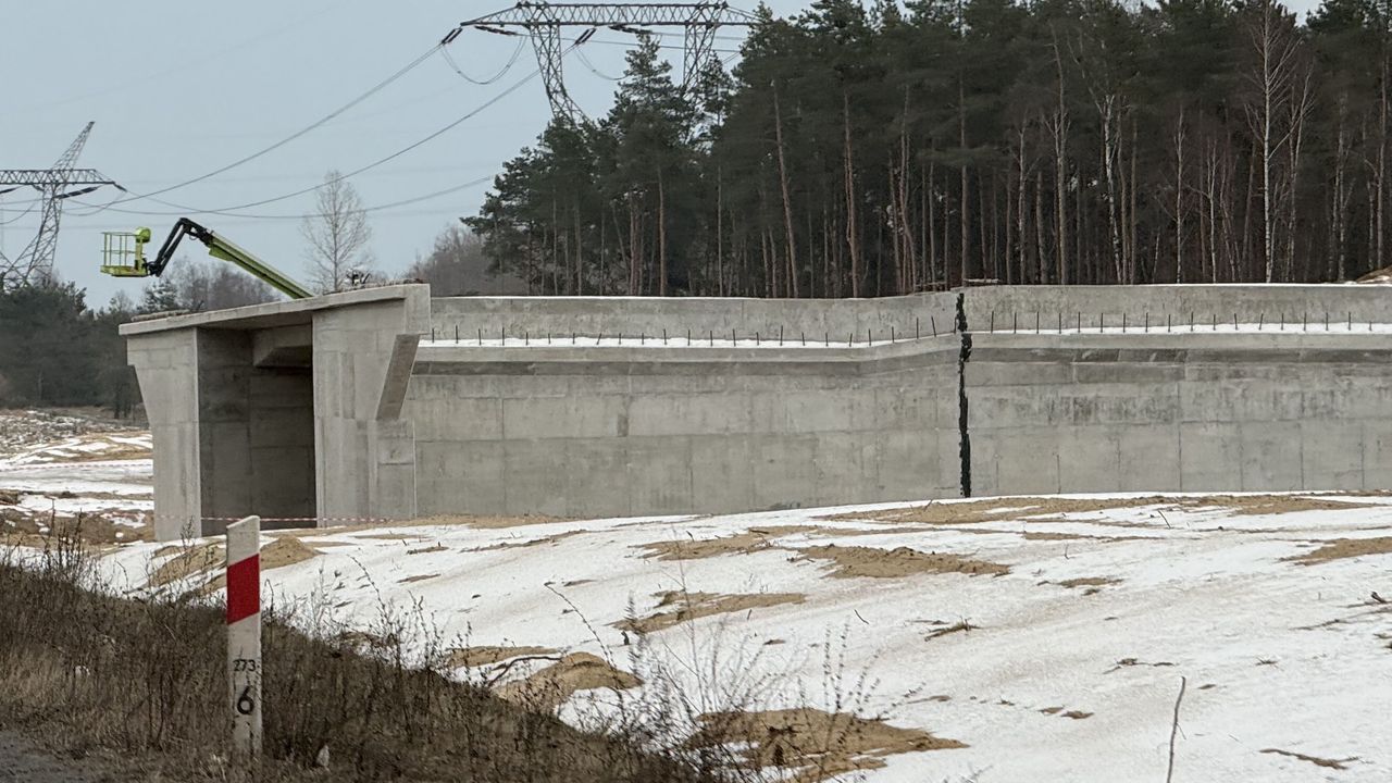 Budowa obiektów mostowych postępuje.