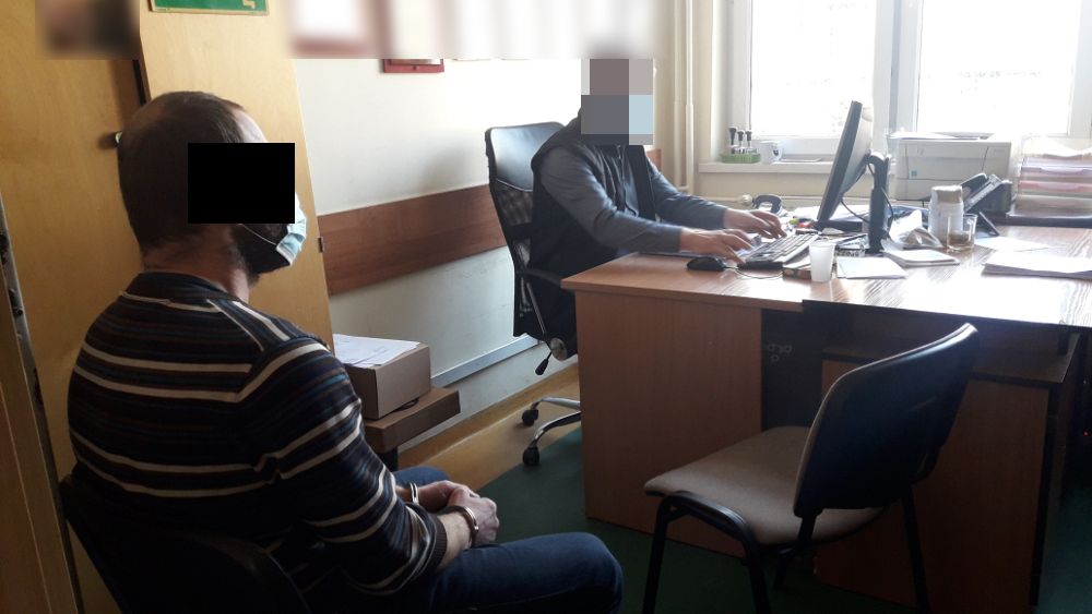 Osoba podejrzana o usiłowanie kradzieży katalizatora.