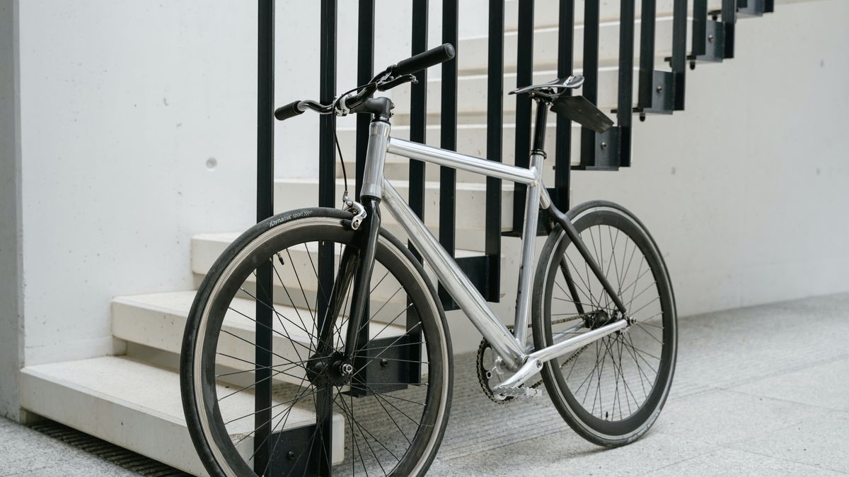 Wiele osób nie wie, że trzymanie roweru na klatce schodowej jest wbrew przepisom.