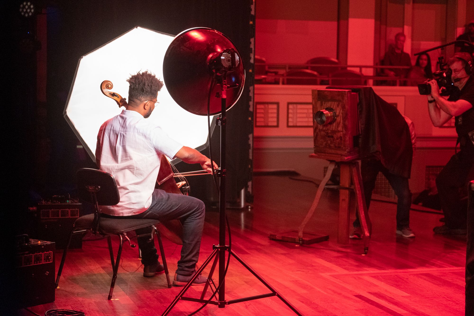 Fotograf zamienił salę filharmonii w największą ciemnię na świecie 8