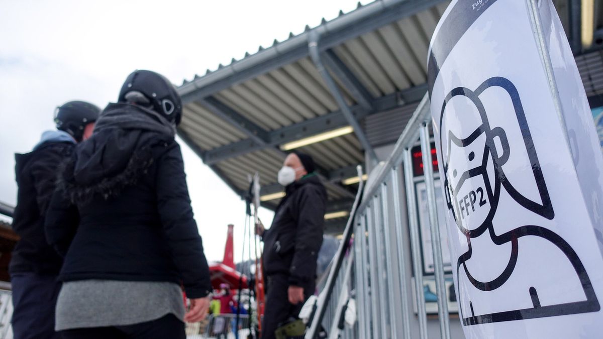 Stok narciarski w niemieckim Garmisch-Partenkirchen. Wymagane są maski typu FFP2 