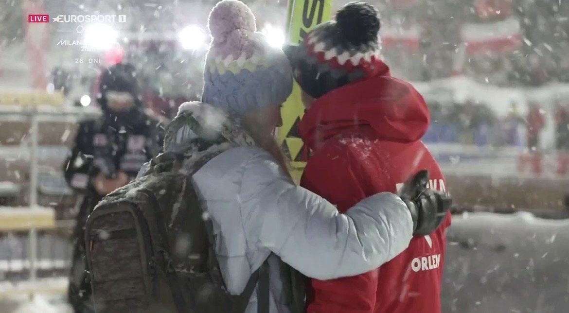 Kamil Stoch w objęciach żony 