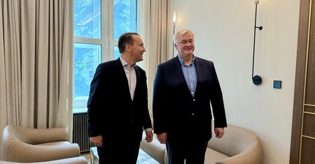 Wyszli unikając dziennikarzy. Po rozmowach pojawił się wpis
