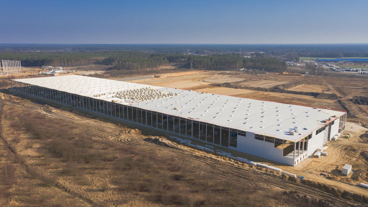 budowa, inwestycja, hala, magazyn, fabryka, plac budowy, duży, równina, montaż, filar, dach, niebo, bezchmurny, niebieski, blask, plaza, woda, morski, brydż, krajobraz, rzeka, piach, molo, wybrzeze, oceanu, podróż, charakter, jezior