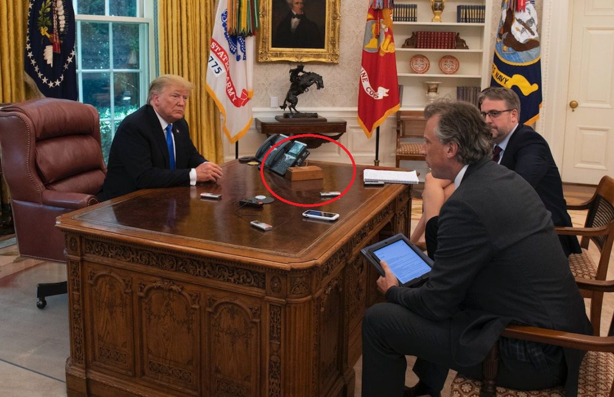 Był na biurku Trumpa. Do czego służył tajemniczy przycisk?