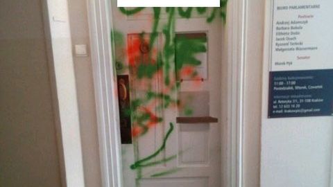 Nieznani sprawcy zdewastowali drzwi biura PiS. Działacze są oburzeni 
