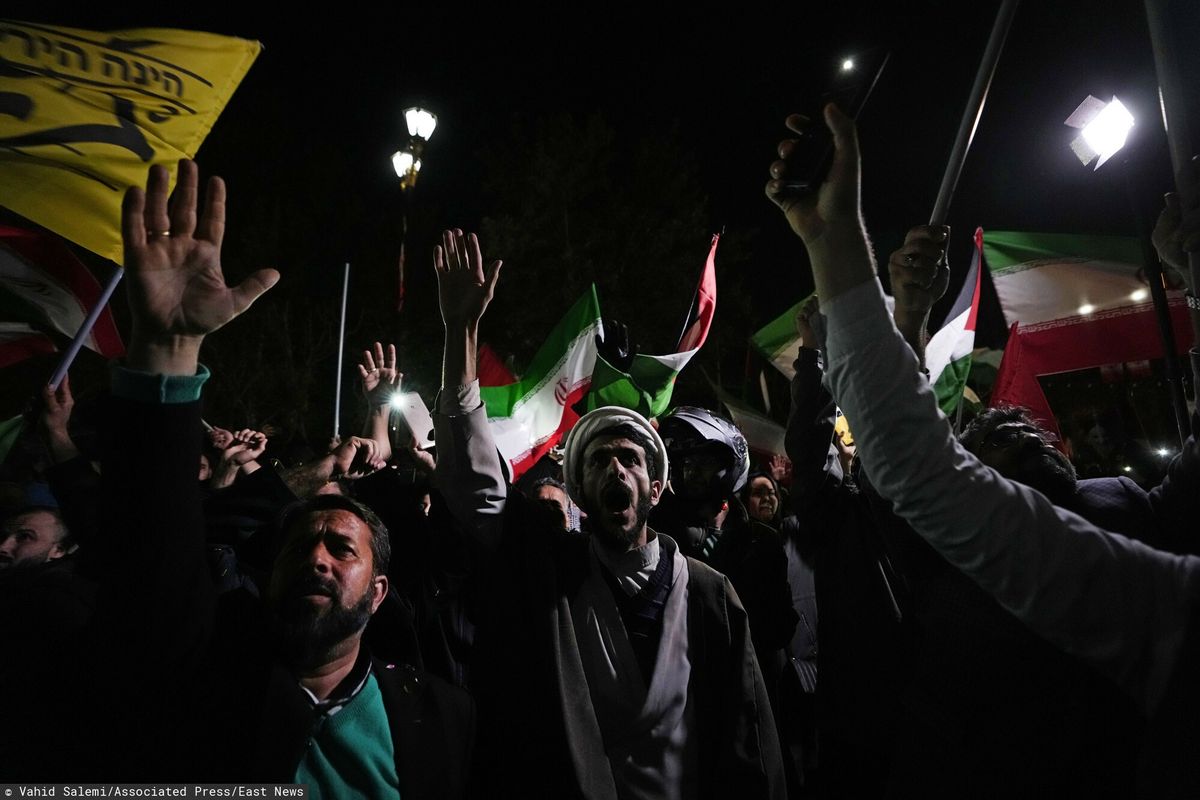 Irańscy demonstranci podczas antyizraelskiego zgromadzenia przed ambasadą brytyjską w Teheranie w Iranie