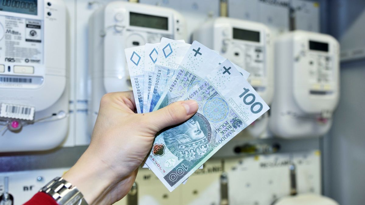 Stock Bart?omiej Magierowski
Fot. Bartlomiej Magierowski/EastNews. Wroclaw 14.12.2021. Wzrost cen pradu, nowe taryfy energii elektrycznej. Zdjecie ilustracyjne: gotowka i nowoczesny licznik energii elektrycznej.
Bartlomiej Magierowski