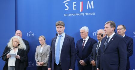 Prorosyjski polityk w Sejmie. Zaprosił go Braun